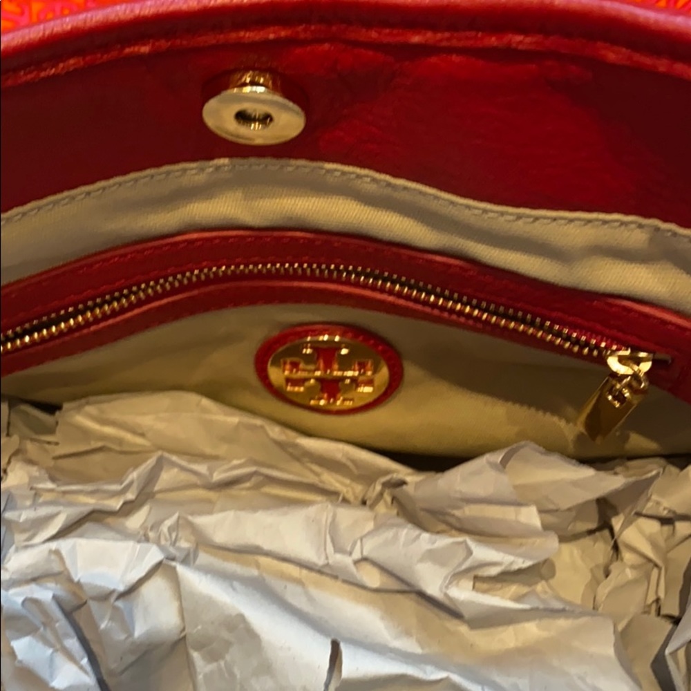 Tory Burch Red Leather Crossbody Bag with Gold Logo - Picture 3 of 7